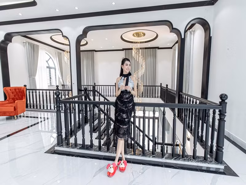 Phan Thị Mơ chia sẻ trên Vietnamnet: “Tôi khá lớn tuổi, cha mẹ muốn tôi có con để về già đỡ cô đơn. Thú thật tôi có thể giỏi trong nhiều chuyện, riêng việc tìm chồng lại rất khó khăn”.