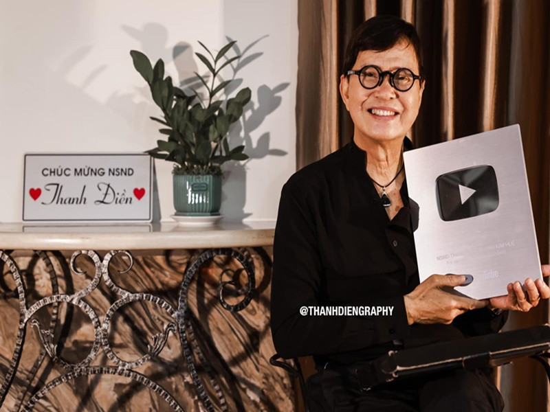 Nam nghệ sĩ khoe nhận nút bạc Youtube vào tháng 6/2023. Ảnh: FBNV.