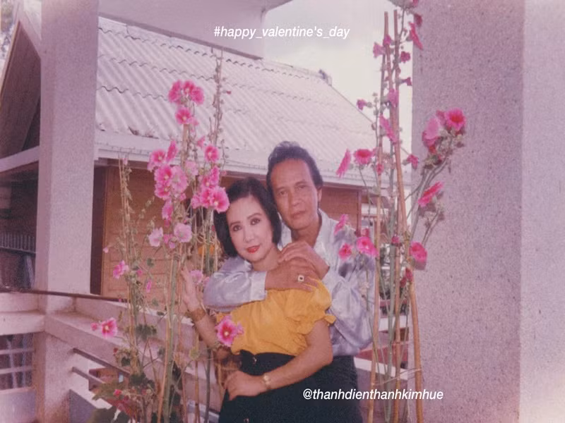 NSND Thanh Kim Huệ qua đời vào tháng 12/2021. Sự ra đi của bà là mất mát lớn của Thanh Điền. Sau khi vợ mất, nam nghệ sĩ lập một kênh Youtube, đặt tên Thanh Điền – Thanh Kim Huệ để lưu giữ những khoảnh khắc của vợ. Ngoài ra, trên trang cá nhân, ông cũng chia sẻ lại những bức ảnh, clip cũ của Thanh Kim Huệ. Ảnh: FBNV.