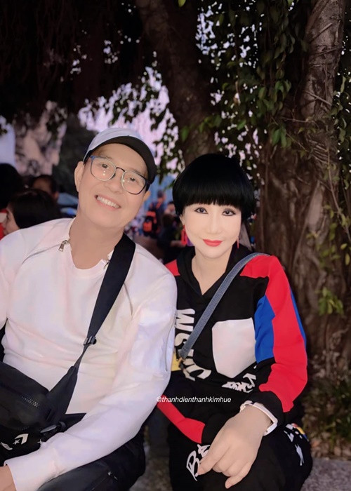 "Mỗi ảo giác như từng nhát dao cứa vào tim tôi, khiến tôi đau đớn tột cùng cộng với nỗi đau thể xác, mình chịu đựng thua xa Huệ hồi đó vậy mà. Giờ đây, chỉ còn lại những ký ức loè nhoè trong tâm trí đầy ảo giác của tôi. Tôi mong rằng một chương mới sẽ bắt đầu tốt đẹp, để tôi còn có thể về nhà thắp nén nhang cho vợ và con gái yêu thương", Thanh Điền chia sẻ. Ảnh: FBNV.