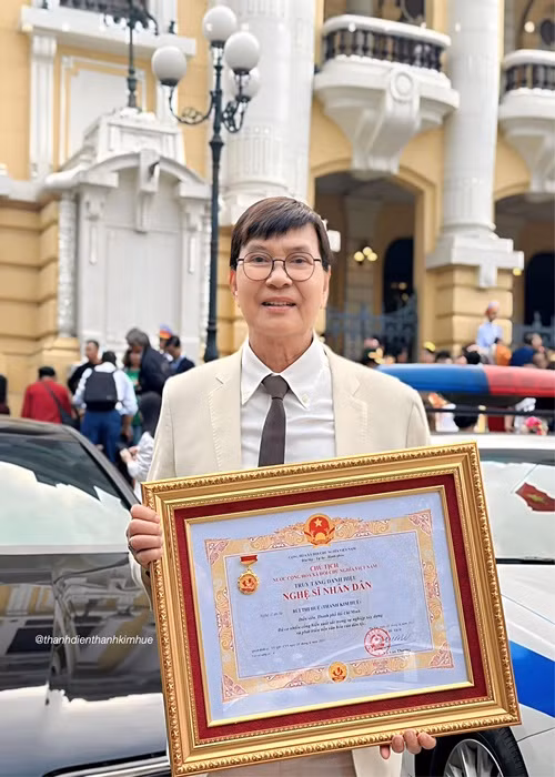 Tại Nhà hát Lớn Hà Nội vào ngày 6/3/2024, ngoài nhận danh hiệu NSND cho mình, nghệ sĩ Thanh Điền còn nhận thay cho người vợ quá cố. Ảnh: FBNV.
