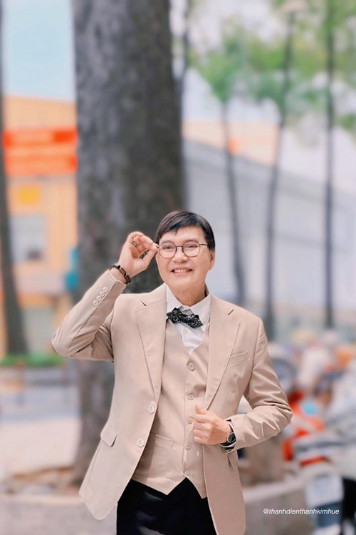 Mỗi sáng, ông pha trà, chăm cây cảnh, đọc tin tức. Ảnh: FBNV.