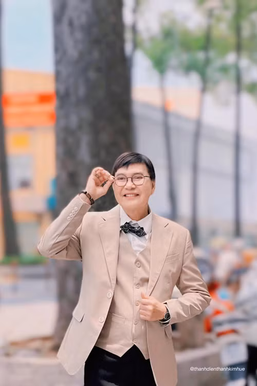 Mỗi sáng, ông pha trà, chăm cây cảnh, đọc tin tức. Ảnh: FBNV.