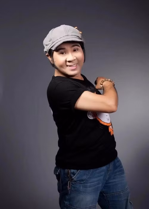 Về chuyện con cái, anh trai Thành Lộc chia sẻ trên Tiền Phong: “Tôi ghét nghe ai đó hỏi vì sao tôi không lập gia đình, để có con cháu cầu cạnh khi về già. Tôi nghĩ vậy là lợi dụng đứa trẻ trong khi chúng ta đã đủ trách nhiệm nuôi con nên vóc nên hình, cho con ăn học đến nơi đến chốn, không thua kém bạn bè chưa? Nếu lập gia đình, tôi phải có trách nhiệm với vợ con. Phụ nữ thích con cái khi nghe tôi thổ lộ không muốn có con sẽ thấy quan điểm hai người khác nhau, dẫn đến chia tay”. Ảnh: Dân Việt.