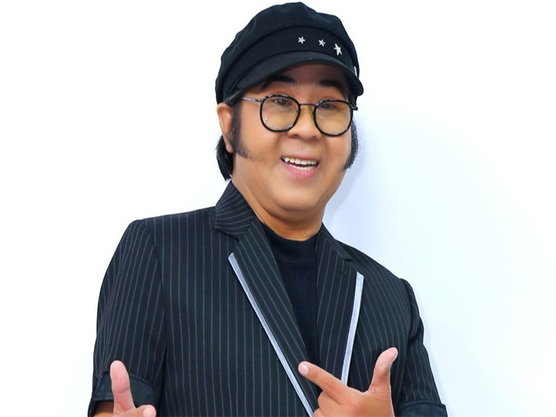 Về chuyện tình duyên, Bạch Long tâm sự trên Vietnamnet: "Tôi cứ nghĩ chưa gặp thì từ từ sẽ gặp, mà không gặp cũng không sao. Chắc ông trời không cho tôi vướng bận chuyện vợ con để toàn tâm toàn ý cho nghệ thuật vậy mà. Giờ giả dụ có người phụ nữ bước vào đời mình, sợ có khi tôi lại không chịu được mà bỏ đi". Ảnh: Vietnamnet.