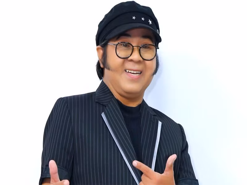 Về chuyện tình duyên, Bạch Long tâm sự trên Vietnamnet: "Tôi cứ nghĩ chưa gặp thì từ từ sẽ gặp, mà không gặp cũng không sao. Chắc ông trời không cho tôi vướng bận chuyện vợ con để toàn tâm toàn ý cho nghệ thuật vậy mà. Giờ giả dụ có người phụ nữ bước vào đời mình, sợ có khi tôi lại không chịu được mà bỏ đi". Ảnh: Vietnamnet.