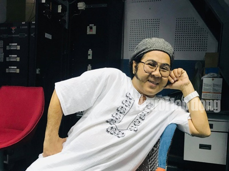 Dù mới bị tai nạn, Bạch Long vẫn đi diễn kịch. Ảnh: Người Lao Động.