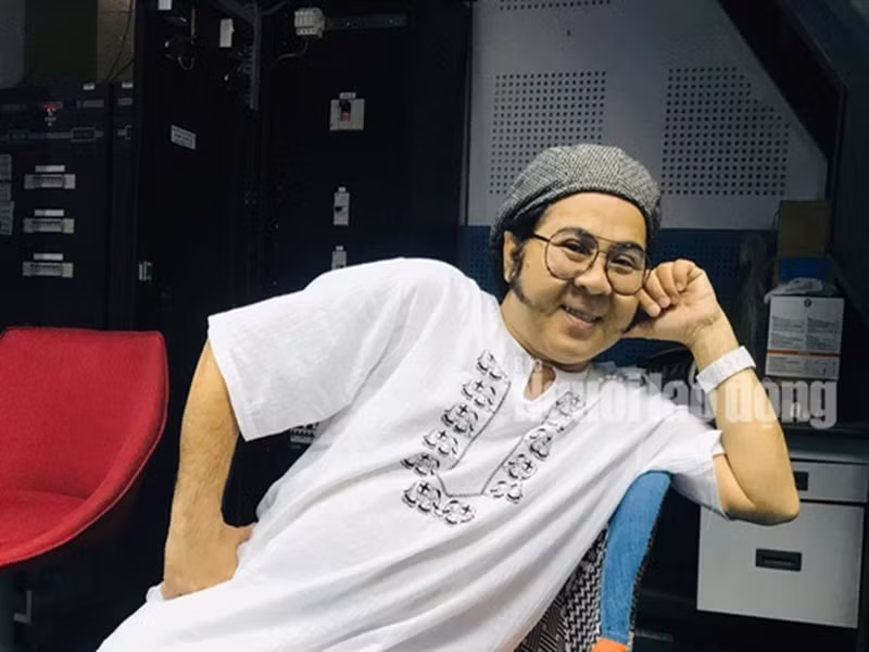 Dù mới bị tai nạn, Bạch Long vẫn đi diễn kịch. Ảnh: Người Lao Động.