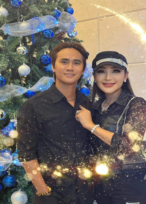 Cát Tuyền và Khánh Nguyên quen nhau trong một lần đi hát đoàn hội chợ. Từ bạn bè, cả hai dần nhận ra sự tâm đầu ý hợp. Ảnh: FB Cát Tuyền.