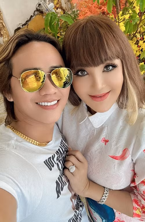 Năm 2022, có thông tin Cát Tuyền hẹn hò ca sĩ Khánh Nguyên. Theo Nhịp sống Việt, Khánh Nguyên sinh năm 1991, kém nữ ca sĩ chuyển giới đến 17 tuổi. Ảnh: FB Cát Tuyền.