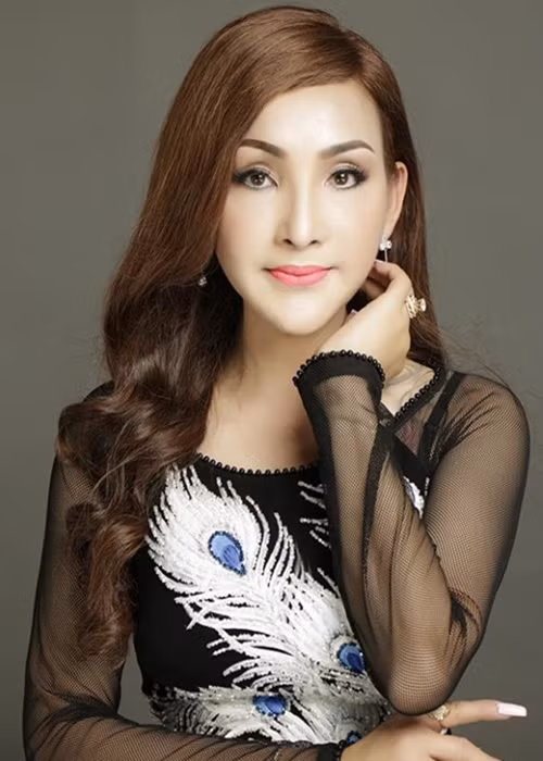 Năm 2018, Cát Tuyền khoe chồng sắp cưới. Anh là doanh nhân từng có vợ con. Đám cưới dự tính diễn ra vào cuối 2018. Tuy nhiên, sau đó không có thông tin về hôn lễ của nữ ca sĩ chuyển giới. Ảnh: Người Lao Động.