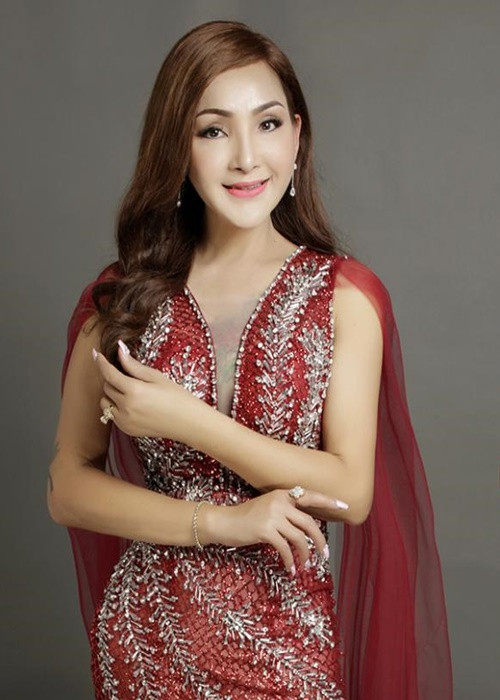 Sau khi chia tay, Cát Tuyền phẫu thuật chuyển giới tại Thái Lan. “Tôi tự mình sang Thái Lan với 20 cây vàng quyết tâm làm con gái thật sự. Khi tôi về, anh người yêu của tôi đã bỏ vợ quay lại với tôi nhưng tình cảm đã nguội lạnh rồi”, Cát Tuyền kể. Ảnh: Người Lao Động.