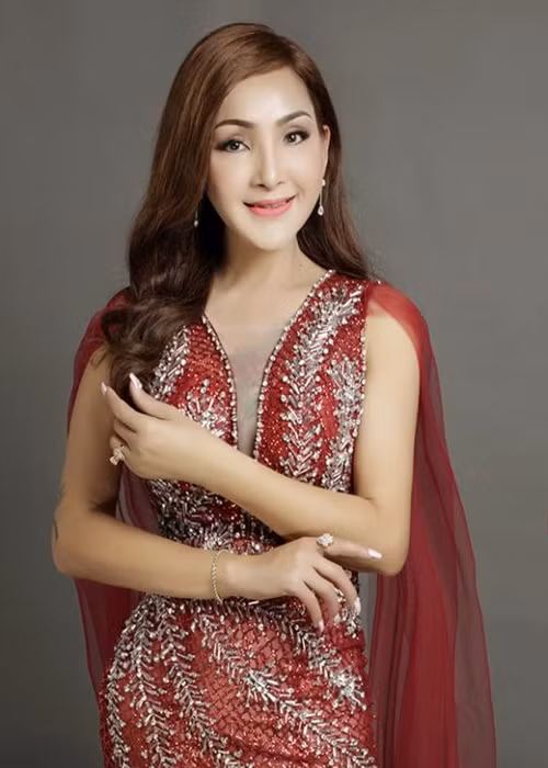 Sau khi chia tay, Cát Tuyền phẫu thuật chuyển giới tại Thái Lan. “Tôi tự mình sang Thái Lan với 20 cây vàng quyết tâm làm con gái thật sự. Khi tôi về, anh người yêu của tôi đã bỏ vợ quay lại với tôi nhưng tình cảm đã nguội lạnh rồi”, Cát Tuyền kể. Ảnh: Người Lao Động.