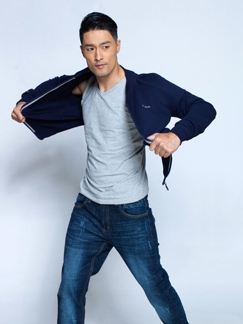 Nam diễn viên chia sẻ, anh ly hôn khi không có kinh nghiệm tình cảm. "Mình học mười mấy năm, nhưng tình cảm thì không có học. Nhưng cái đó là cái chúng ta trải nghiệm nhiều nhất ở trong cuộc sống. Cha mẹ cũng đâu có dạy cuộc sống tình cảm với một người nữ là như thế nào. Chúng ta không có kinh nghiệm gì cả, mọi thứ đều rất bỡ ngỡ và tự khám phá. Khi nó lệch đường thì không thể cứu vãn được", Báo Giao Thông dẫn lời Johnny Trí Nguyễn. Ảnh: FB Johnny Trí Nguyễn.