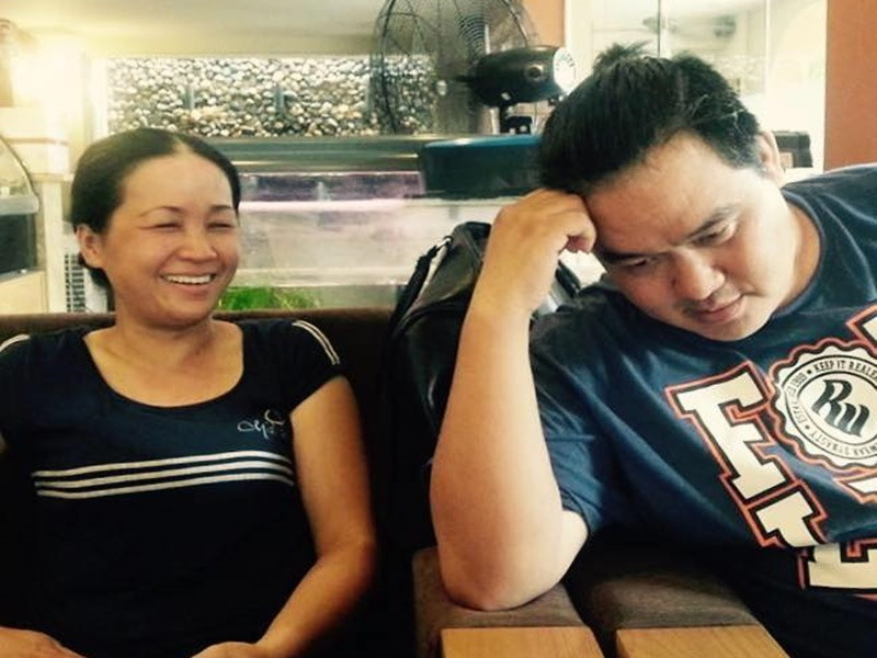 “Bên nội vợ thật sự rất giàu, một gia đình đại gia ở tỉnh mà nói ra ai cũng biết. Đi xe mấy trăm ngàn đô, nhà ở cấp mấy chục tỷ”, Hoàng Mập tiết lộ.