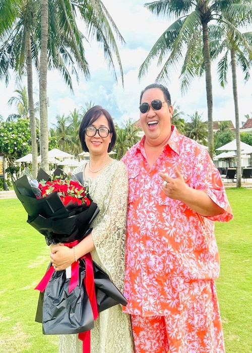 Kỷ niệm 26 năm ngày cưới, Hoàng Mập rủ vợ con đi du lịch nhưng vợ con chưa chịu đi.