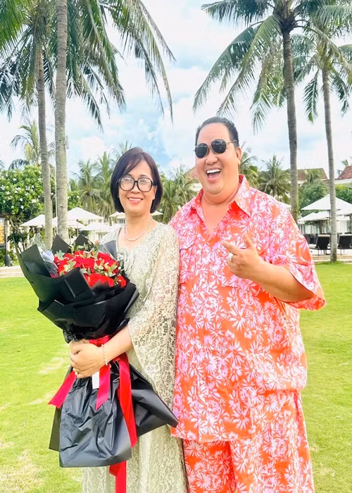 Kỷ niệm 26 năm ngày cưới, Hoàng Mập rủ vợ con đi du lịch nhưng vợ con chưa chịu đi.