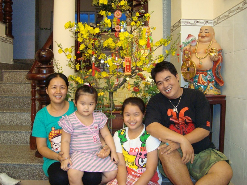 Hoàng Mập tấm tắc khen vợ đẹp người đẹp nết, đảm đang, biết cách sinh lợi trên số tiền chồng kiếm được, không đua đòi ăn diện.