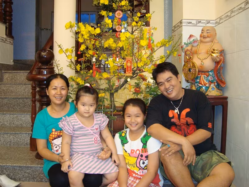 Hoàng Mập tấm tắc khen vợ đẹp người đẹp nết, đảm đang, biết cách sinh lợi trên số tiền chồng kiếm được, không đua đòi ăn diện.