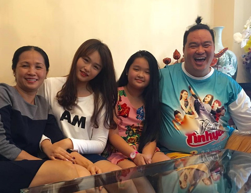 Sau 26 năm kết hôn, vợ chồng Hoàng Mập có hai người con gái là Khánh Trinh và Phước Hảo.