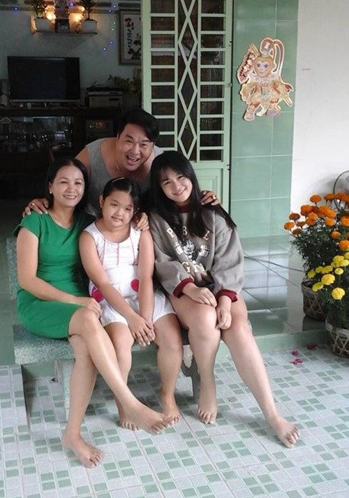 Nam diễn viên hài yên tâm đi học thạc sĩ nghệ thuật bởi vợ quán xuyến tất cả công việc trong đoàn phim.