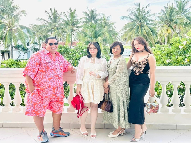 Hoàng Mập chia sẻ hình ảnh chuyến du lịch năm 2023 của gia đình anh. Đây là lần hiếm hoi vợ Hoàng Mập đồng ý đi chơi xa.