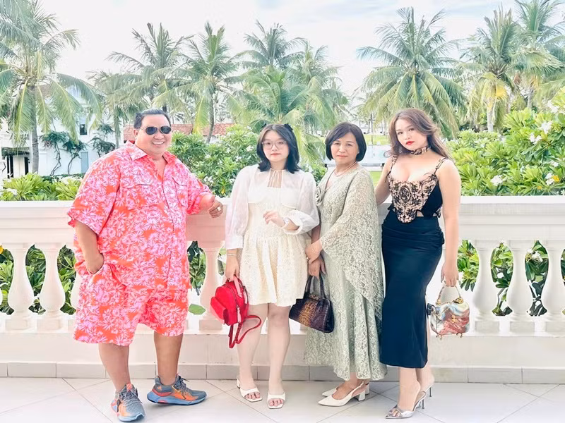 Hoàng Mập chia sẻ hình ảnh chuyến du lịch năm 2023 của gia đình anh. Đây là lần hiếm hoi vợ Hoàng Mập đồng ý đi chơi xa.