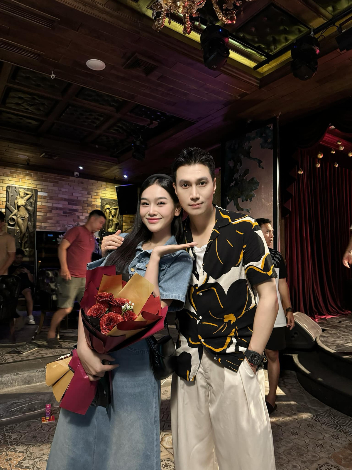 Trên phim xưng hô là "anh - em" nhưng ngoài đời Cù Thị Trà gọi diễn viên Việt Anh là chú. Dưới bức ảnh chụp chung ngày đóng máy, nữ diễn viên 25 tuổi viết: "NSƯT Việt Anh - một người bạn diễn tuyệt vời của cháu. Cháu cảm ơn chú đã dìu dắt, giúp đỡ cháu trong suốt quá trình quay phim".