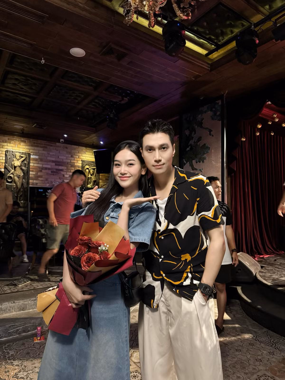 Trên phim xưng hô là "anh - em" nhưng ngoài đời Cù Thị Trà gọi diễn viên Việt Anh là chú. Dưới bức ảnh chụp chung ngày đóng máy, nữ diễn viên 25 tuổi viết: "NSƯT Việt Anh - một người bạn diễn tuyệt vời của cháu. Cháu cảm ơn chú đã dìu dắt, giúp đỡ cháu trong suốt quá trình quay phim".