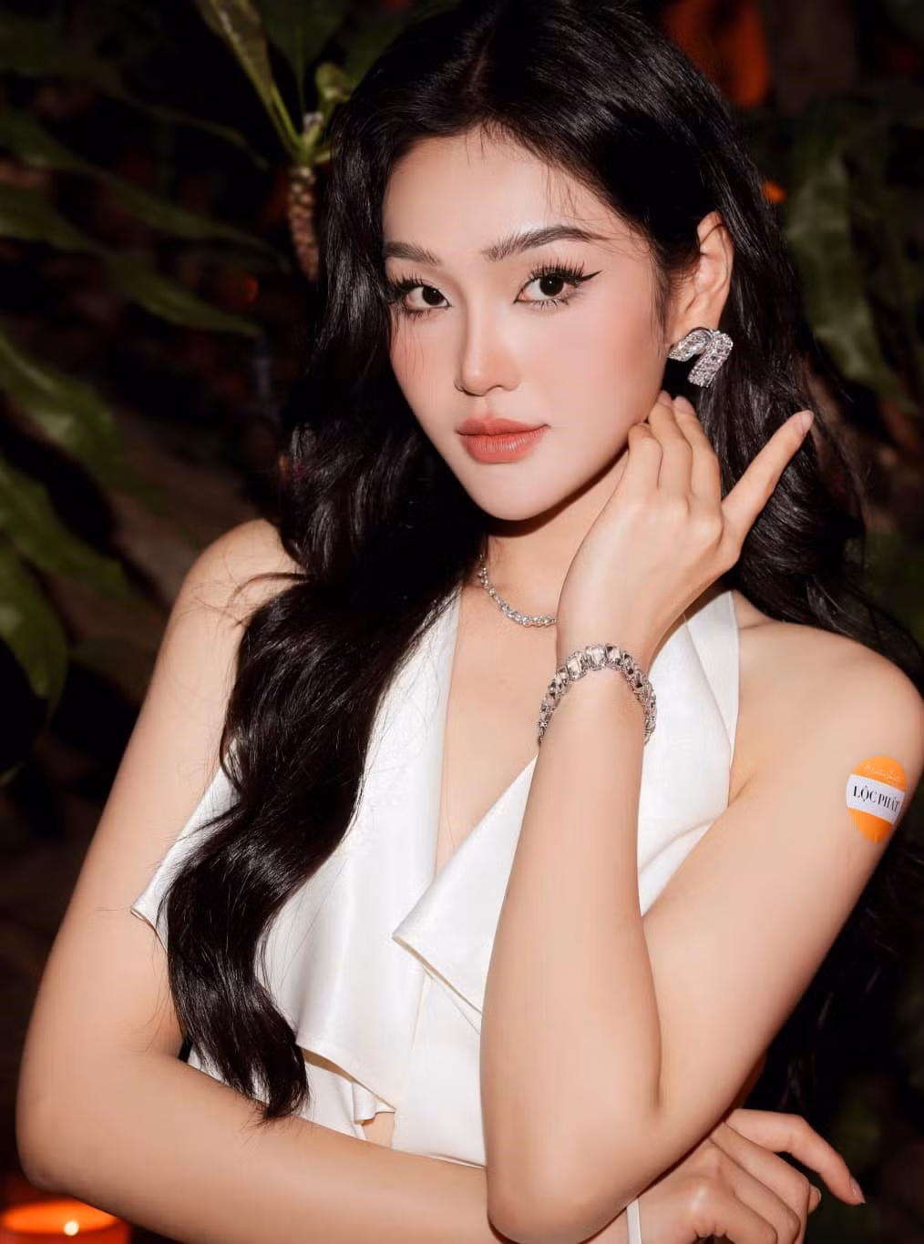 Trên trang cá nhân, Cù Thị Trà luôn biến hình với những bức ảnh sexy, thay đổi phong cách liên tục. Cô được cho là hợp với những vai đòi hỏi ngoại hình và cá tính.