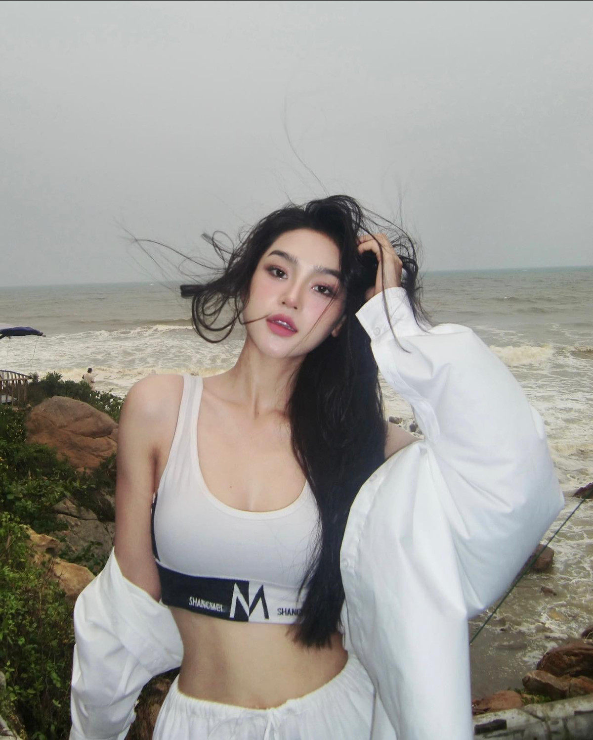 Vốn xuất thân là người mẫu ảnh, sở hữu vóc dáng gợi cảm sexy nên Cù Thị Trà dễ được chú ý. Cô được giao vai tiểu tam Anh Thu trong "Chúng ta của 8 năm sau" và từng bị khán giả ghét cay ghét đắng.