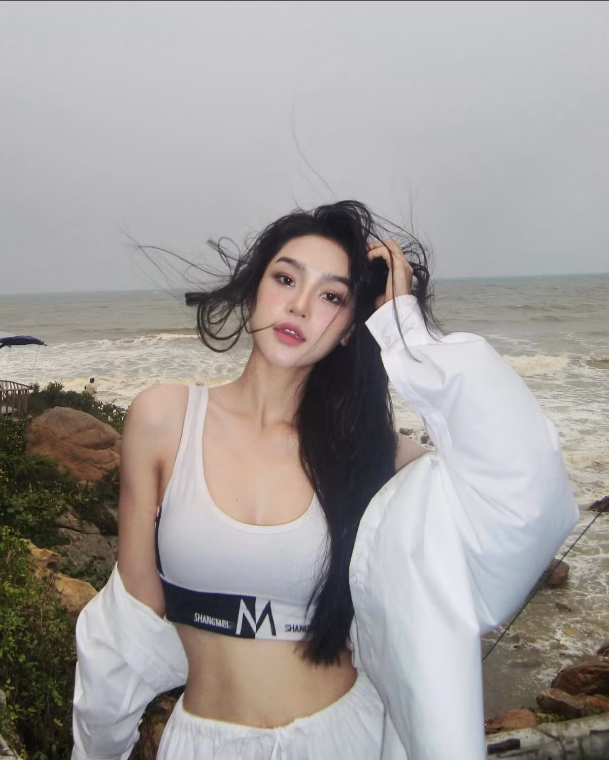 Vốn xuất thân là người mẫu ảnh, sở hữu vóc dáng gợi cảm sexy nên Cù Thị Trà dễ được chú ý. Cô được giao vai tiểu tam Anh Thu trong "Chúng ta của 8 năm sau" và từng bị khán giả ghét cay ghét đắng.