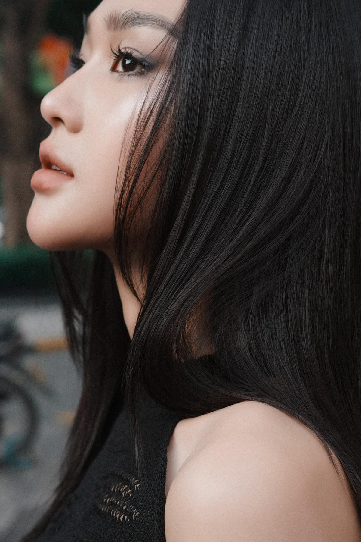 "Những nẻo đường gần xa" là phim thứ 2 Cù Thị Trà đóng cùng Việt Anh sau "Hành trình công lý". Cô cũng là "bạn gái màn ảnh" trẻ nhất của Việt Anh từ trước đến nay.