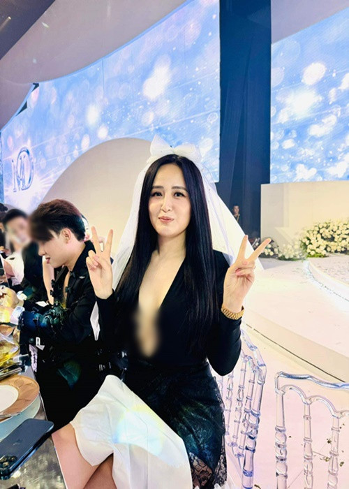 "Thúy chọn giày đế bệt thấp nhất trong tủ đồ của mình để khi chụp ảnh với cô dâu, chú rể không quá cao. Đó là cách tôi thể hiện sự tôn trọng hai nhân vật chính", Znews dẫn lời Mai Phương Thúy. Ảnh: FBNV.