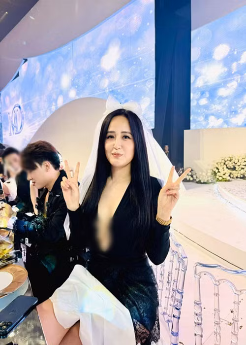 "Thúy chọn giày đế bệt thấp nhất trong tủ đồ của mình để khi chụp ảnh với cô dâu, chú rể không quá cao. Đó là cách tôi thể hiện sự tôn trọng hai nhân vật chính", Znews dẫn lời Mai Phương Thúy. Ảnh: FBNV.