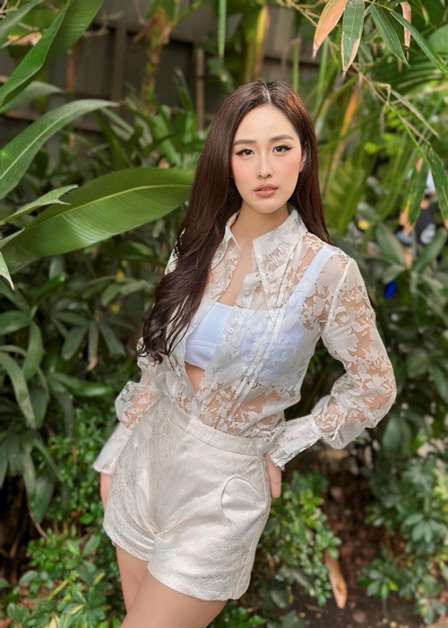 Giữa ồn ào chia sẻ lại hình ảnh mặc áo dài xuyên thấu, Mai Phương Thúy có lời trần tình. Trả lời Vietnamnet, nàng hoa hậu cho biết, cô đăng lại hình ảnh với mục đích duy nhất là để khích lệ bản thân giảm cân. Ảnh: FBNV.