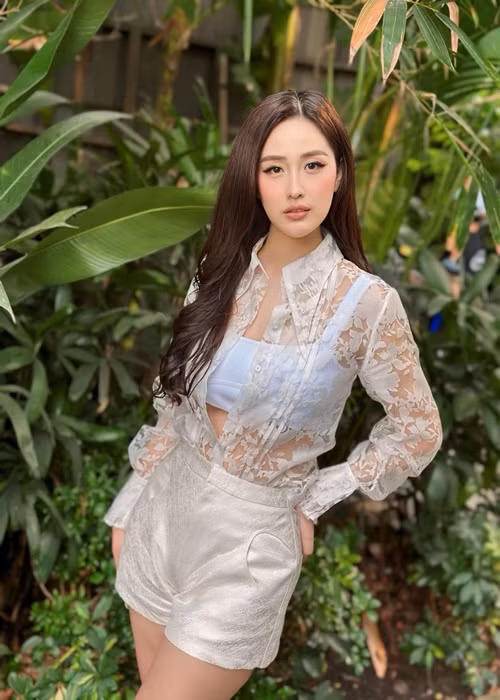 Giữa ồn ào chia sẻ lại hình ảnh mặc áo dài xuyên thấu, Mai Phương Thúy có lời trần tình. Trả lời Vietnamnet, nàng hoa hậu cho biết, cô đăng lại hình ảnh với mục đích duy nhất là để khích lệ bản thân giảm cân. Ảnh: FBNV.