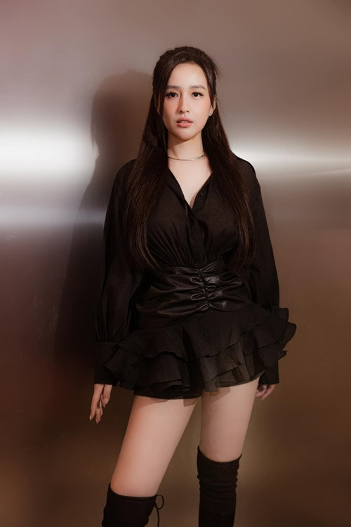 “Đây không phải bức ảnh tạo dáng phản cảm bị mọi người ném đá trước đó. Trước khi đăng ảnh, tôi đã chỉnh phần tối phần sáng của ảnh cho phù hợp để thấy bức ảnh không có gì là hở hang, phản cảm. Vì nghĩ không ai mắng mình hai lần nên tôi đã đăng ảnh”, nàng hậu nói. Ảnh: FBNV.