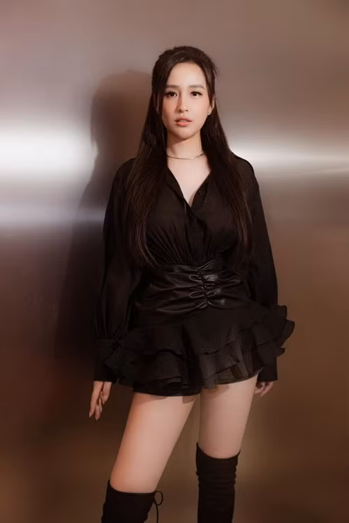 “Đây không phải bức ảnh tạo dáng phản cảm bị mọi người ném đá trước đó. Trước khi đăng ảnh, tôi đã chỉnh phần tối phần sáng của ảnh cho phù hợp để thấy bức ảnh không có gì là hở hang, phản cảm. Vì nghĩ không ai mắng mình hai lần nên tôi đã đăng ảnh”, nàng hậu nói. Ảnh: FBNV.