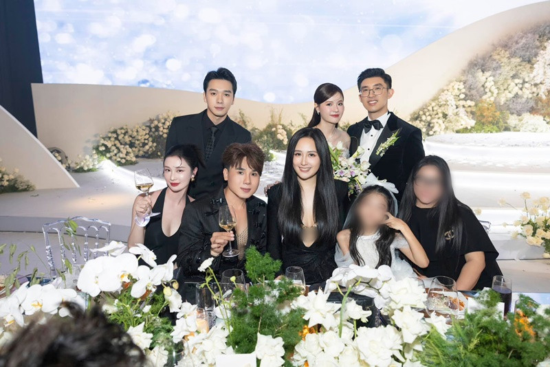 Mai Phương Thúy phân trần, cô cố tình đi dép thấp để tránh dìm hàng cô dâu chú rể khi đứng cạnh. Ảnh: FBNV.