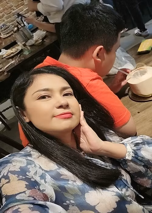 Khi bé Thiện Nhân phát hiện có nhiều người hay xin chụp hình với Việt Trinh, nữ diễn viên vờ giải thích rằng họ chỉ là người quen. Ảnh: FB Việt Trinh.