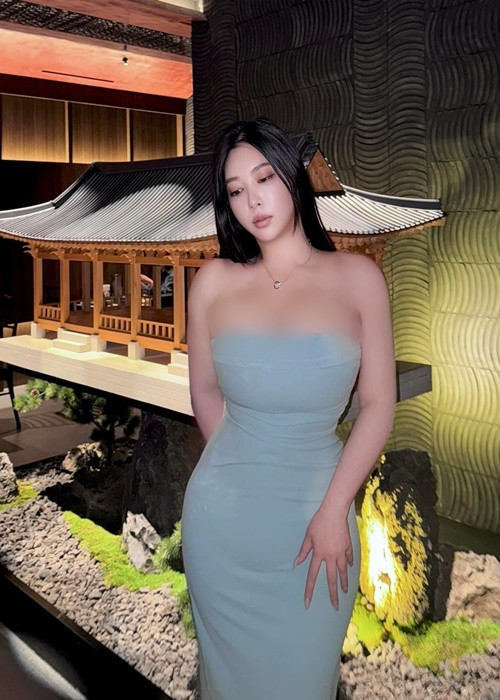 Hot girl xinh đẹp không ít lần diện trang phục o ép vòng một.