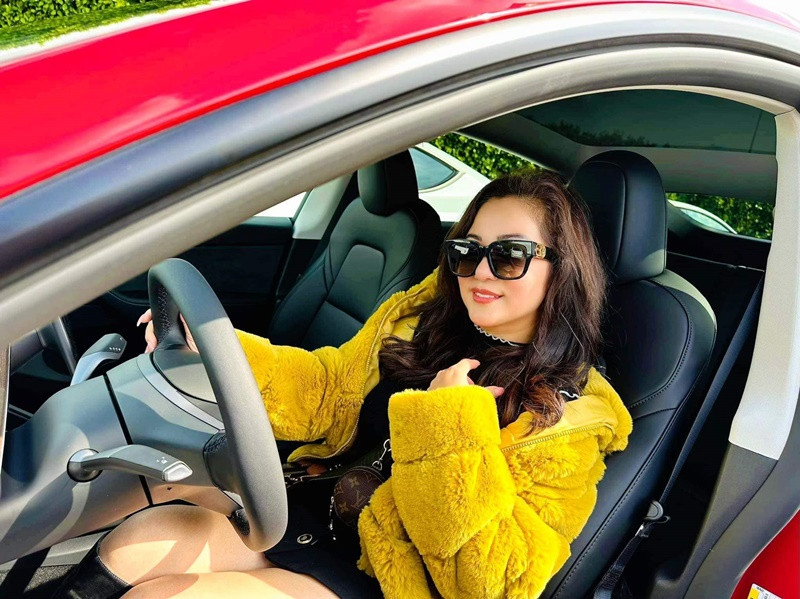 Ngoài 3 căn nhà, Thúy Nga còn sở hữu xe hơi. Tháng 6/2023, cô tậu xe hơi thứ hai, có giá 1,5 tỷ đồng.