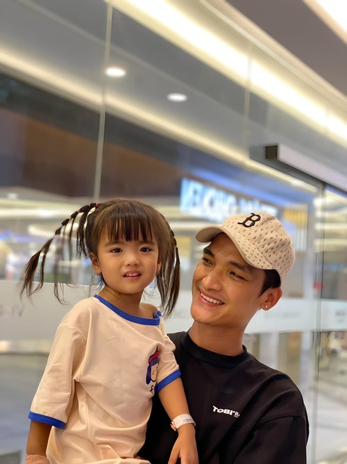 Con gái của Mạc Văn Khoa khá điệu đà.