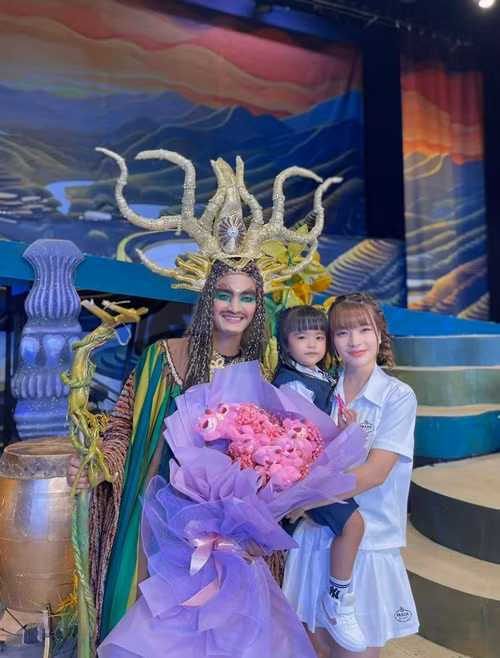 Con gái của Mạc Văn Khoa chào đời sớm trước 1 tháng so với dự kiến nên chỉ nặng 1,9kg. Càng lớn, cô nhóc càng đáng yêu và bụ bẫm.