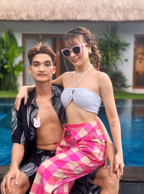 Trong mắt Thảo Vy, chồng là người hiền lành, luôn chăm sóc và yêu thương vợ hết mực.