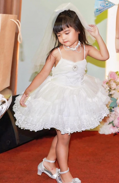 Cô nhóc xinh xắn khi mặc váy công chúa.
