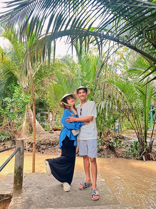 Mạc Văn Khoa chiều chuộng vợ hết mực. "Vợ muốn ăn gì tôi sẽ cố gắng nấu cho ăn, muốn đi đâu tôi sẽ sắp xếp cho đi", nam diễn viên hài chia sẻ.