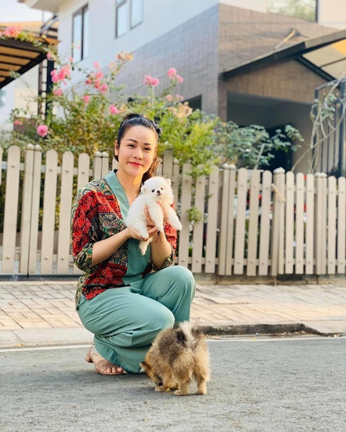 Hiện tại, Nhật Kim Anh sống giàu sang nhờ đóng phim, ca hát, kinh doanh.