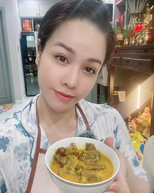 Nhật Kim Anh thích nấu nướng. Bởi vậy, khi rảnh rỗi, cô vào bếp nấu các món ăn ngon cho bản thân và mẹ ruột.